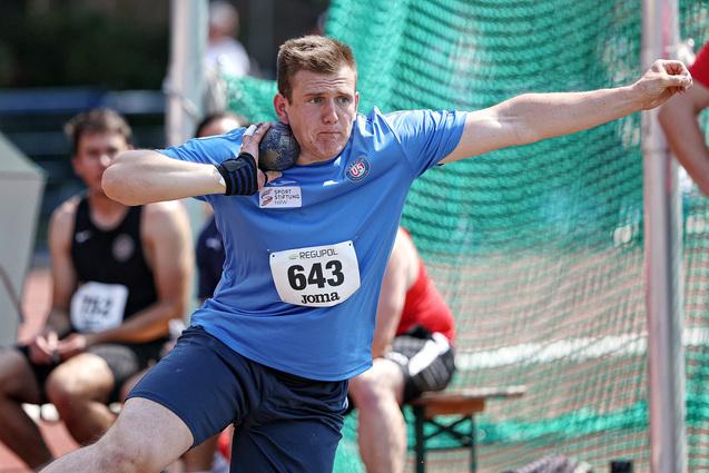 Sportler mit Kugel auf der Schulter