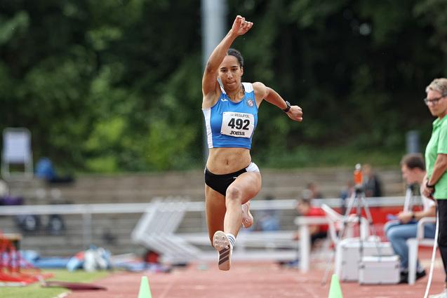 Sportlerin fliegt durch die Luft