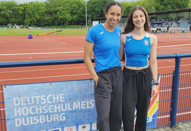 Zwei junge Frauen in einem Leichtathletik Stadion