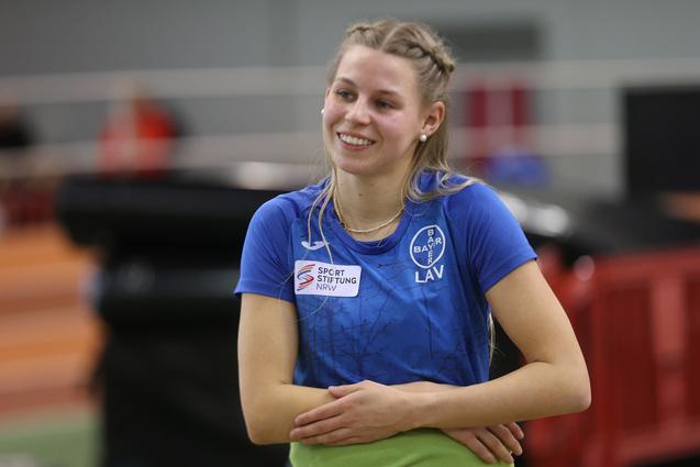 Sportlerin mit verschränkten Armen