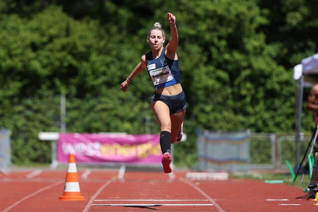Sportlerin im Sprung