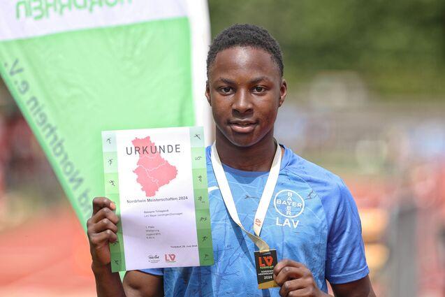 Sportler mit Medaille und Urkunde