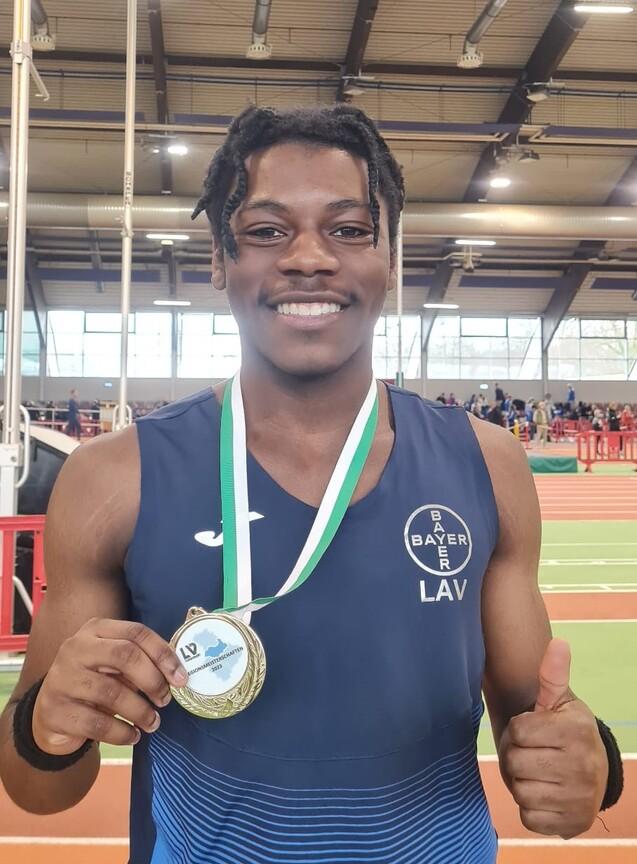 Sportler präsentiert seine Medaille