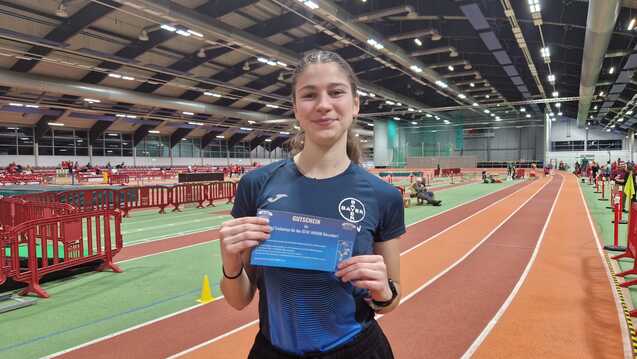 Sportlerin zeigt ein Ticket