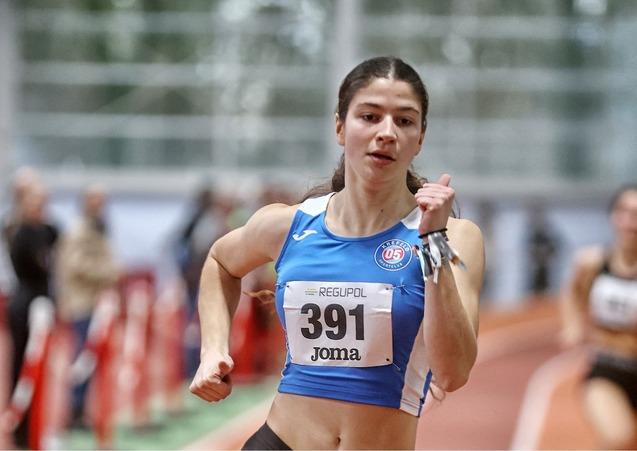 Sportlerin l&auml;uft mit angewinkelten Armen