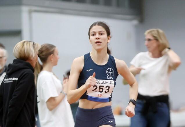 Eine Sportlerin l&auml;uft mit angewinkelten Armen