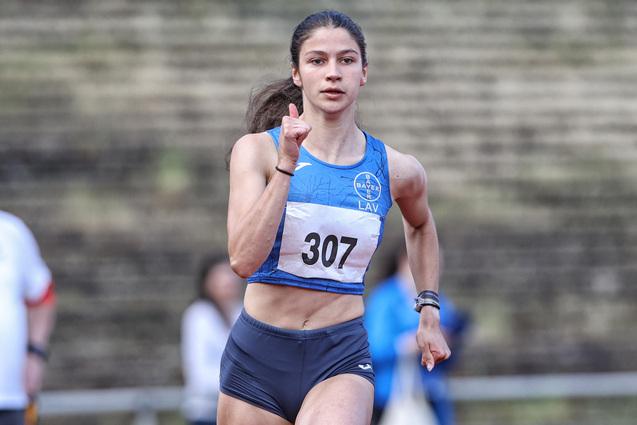 Sportlerin läuft mit angewinkelten Armen