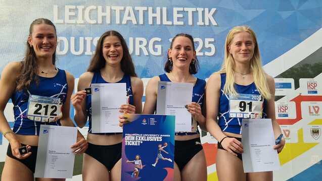 Vier junge Frauen lachen und zeigen ihre Urkunden