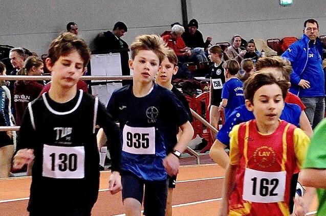 Eine Gruppe Jungen im Lauf