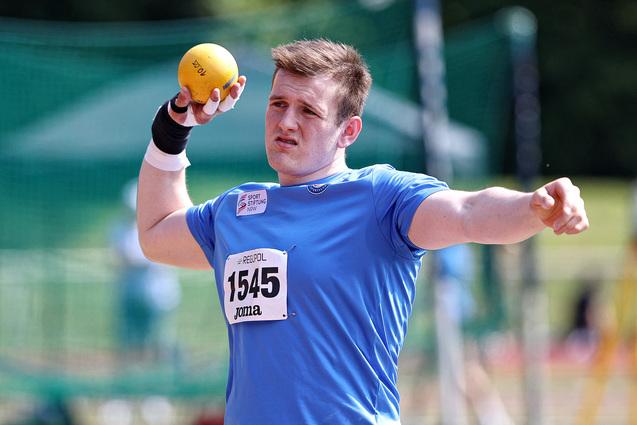 Leichtathlet mit einer Kugel in der Hand