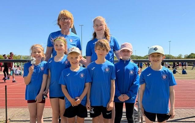 Sechs Kinder mit ihren beiden Trainerinnen