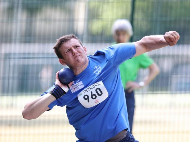 Sportler mit geschlossenen Augen beim Kugelstoßen
