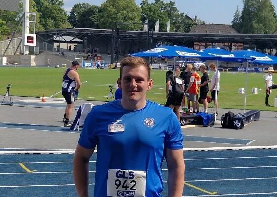 Sportler steht in einem Leichtathletikstadion
