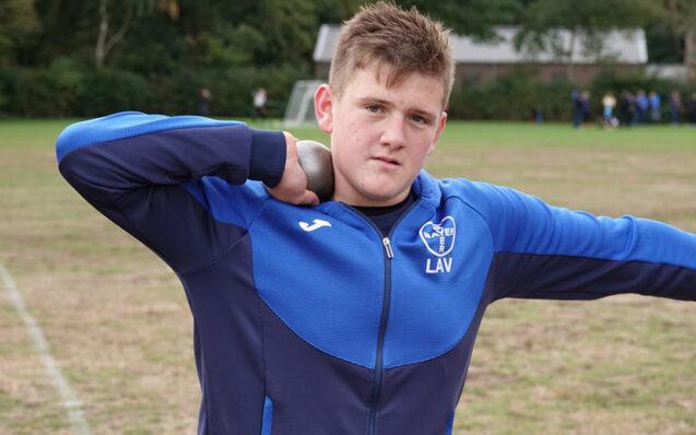 Sportler h&auml;lt eine Kugel auf der Schulter