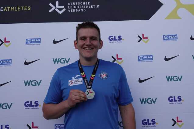 Sportler zeigt seine Medaille
