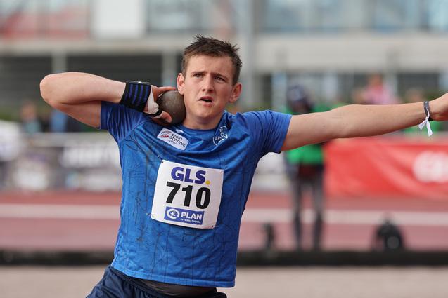 Sportler mit Kugel auf der Schulter