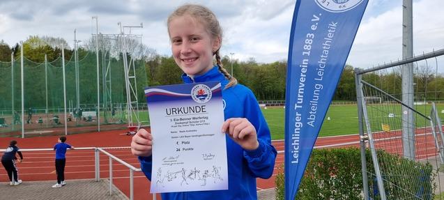Sportlerin mit Urkunde
