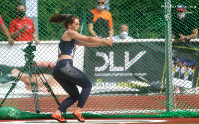 Sportlerin mit Hammer im Wurfkäfig