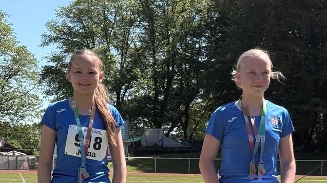 Zwei Sportlerinnen mit Medaillen