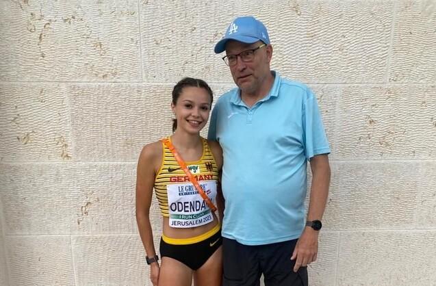 Sportlerin mit ihrem Trainer