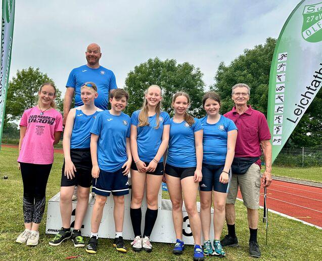 Sechs Sportler*innen mit ihren Trainern