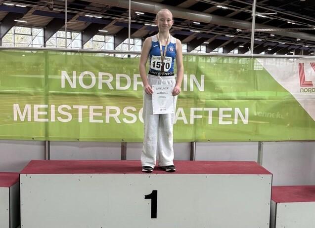 Mädchen auf Platz eins des Siegerpodestes