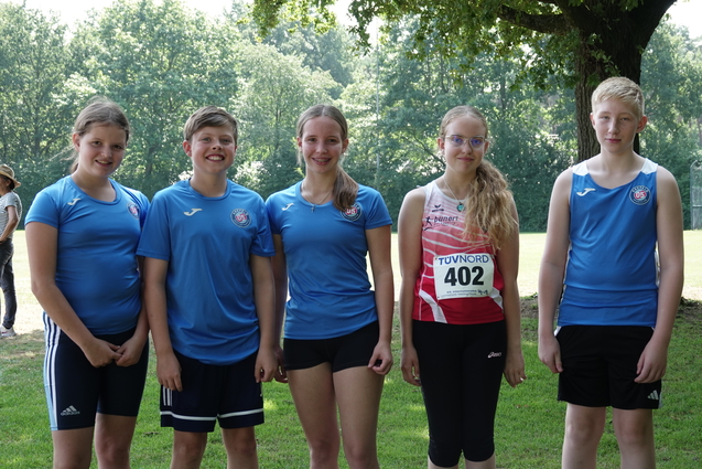 F&uuml;nf Sportler*innen stehen nebeneinander