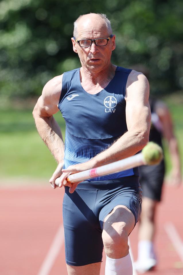 Sportler nimmt Anlauf mit Hochsprungstab
