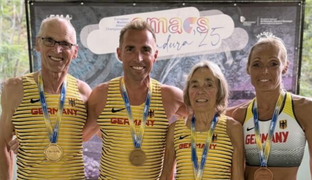 Vier Sportler*innen mit Medaillen in Nationaltrikots