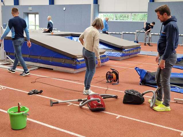 Die Leichtathletikhalle wird geputzt