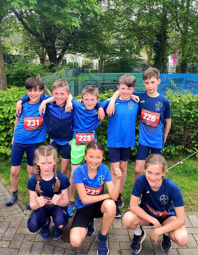 Acht Kinder in blaun T-Shirts