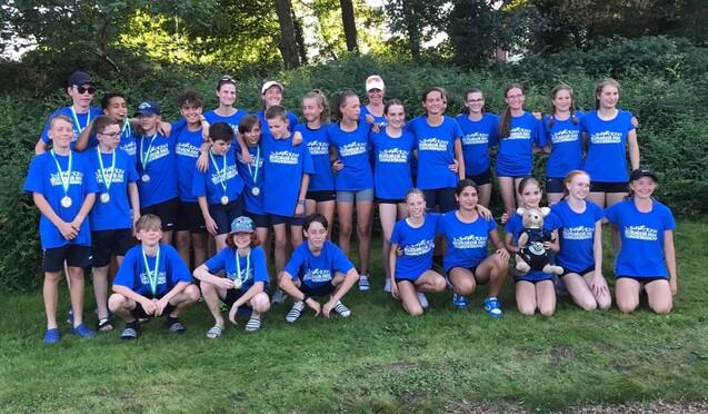 Große Gruppe mit blauen T-Shirts