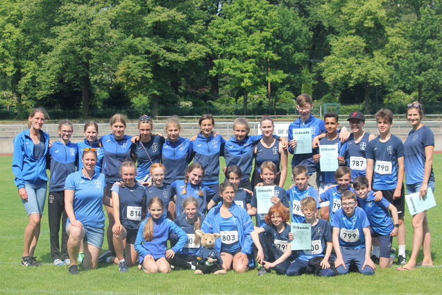 Gro&szlig;e Sportgruppe mit blauen T-Shirts