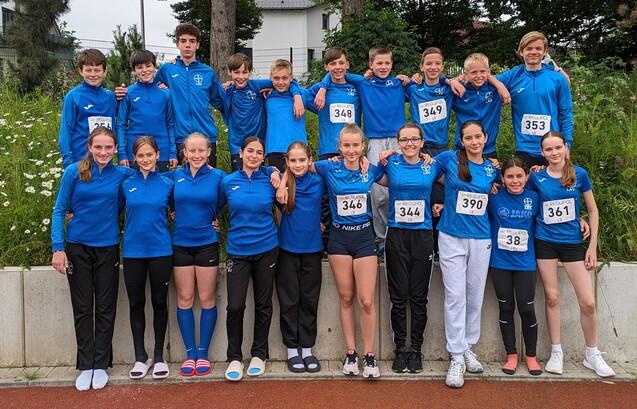 Gruppenfoto in zwei Reihen