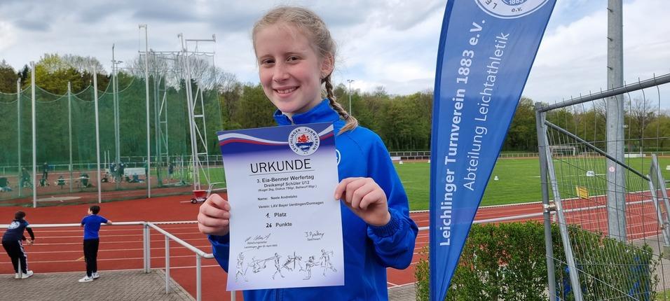 Sportlerin mit Urkunde