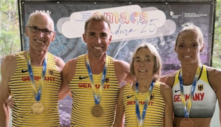 Vier Sportler*innen mit Medaillen in Nationaltrikots