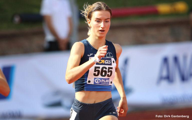 Leichtathletin im Lauf mit angewinkelten Armen