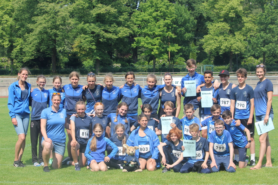 Gro&szlig;e Sportgruppe mit blauen T-Shirts