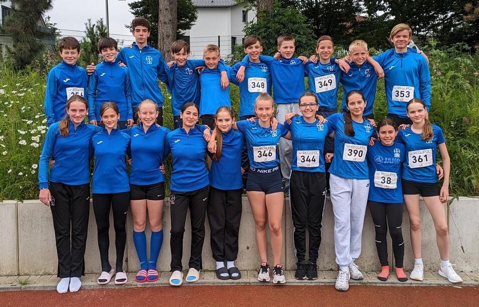 Gruppenfoto in zwei Reihen