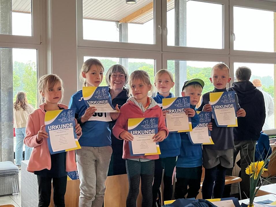 Kinder zeigen ihre Urkunden