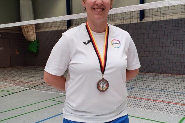 Svenja Koppling Werner mit einer Medaille um den Hals