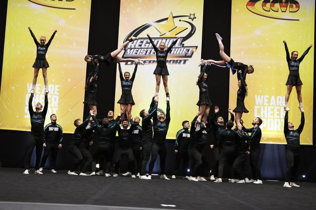 Pyramide eines gemischten Cheerleading Teams