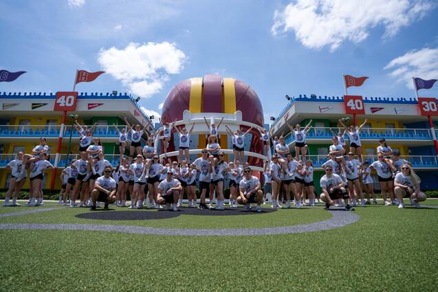 Viele Cheerleader werden hochgehoben