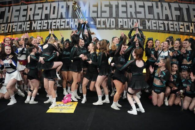Eine Cheerleadinggruppe jubelt