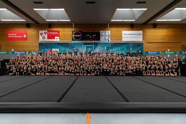Alle Cheerleader*innen zeigen sich gemeinsam