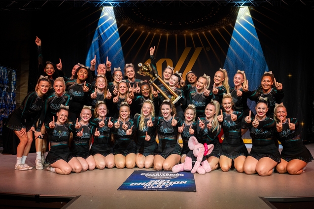 Cheerleading Team h&auml;lt einen Pokal in den H&auml;nden