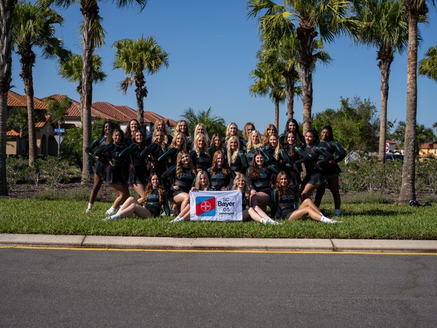 Ein weibliches Cheerleading Team posiert