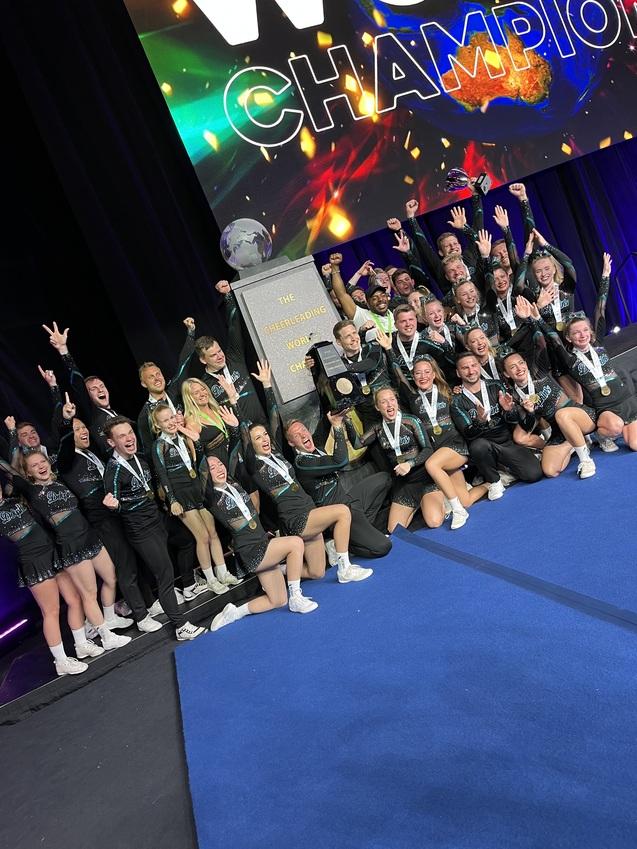 Gemischtes Cheerleading Team jubelt bei der Siegerehrung
