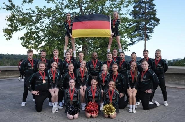 26 Cheerleader*innen mit EM-Medaillen