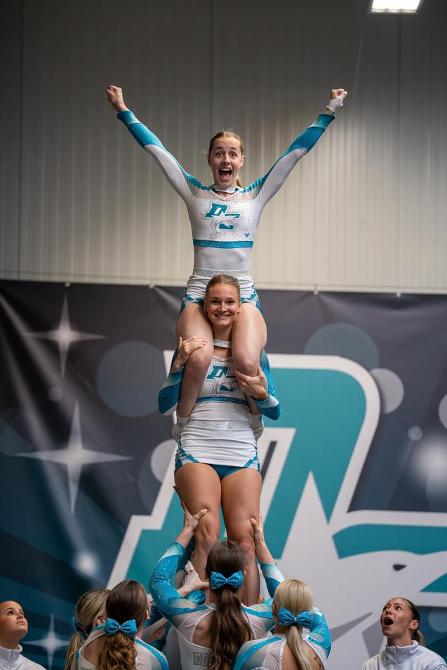 Die Cheerleaderinnen der Dolphins Allstars bauen eine Pyramide.